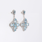 Boucles d'oreilles pendantes en argent 925 avec topaze bleue naturelle originale en motif fleur et zircons.