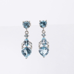 Pendientes colgantes en plata de ley 925 con topacio azul natural original corte corazón y circonitas.