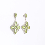 Pendientes colgantes en plata de ley 925 con peridoto natural original diseño flor y circonitas.
