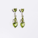 Pendientes colgantes en plata de ley 925 con peridoto natural original corte corazón y circonitas.