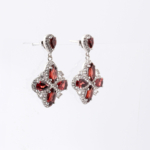 Pendientes colgantes en plata de ley 925 con granate natural original diseño flor y circonitas.