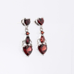 Pendientes colgantes en plata de ley 925 con granate natural original corte corazón y circonitas.