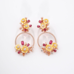 Orecchini pendenti in argento 925 placcato oro rosa con rubino naturale e fiore in madreperla.