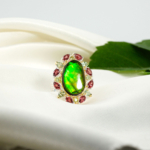 Orijinal neon yeşil ammonite opal taşlı garnet ve zebercet çerçeveli dokulu 925 ayar gümüş kadın tasarım yüzük.
