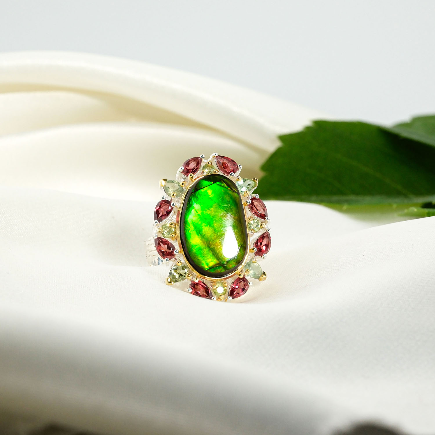خاتم-نسائي-حجر-أوبال-أمونيت-جارنيت-زبرجد-طبيعي-فضة-٩٢٥ Orijinal neon yeşil ammonite opal taşlı garnet ve zebercet çerçeveli dokulu 925 ayar gümüş kadın tasarım yüzük.
