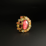 Orijinal alev kırmızısı ve yeşil yansımalı ammonite opal taşlı sitrin garnet sarı safir çerçeveli gold kaplama 925 ayar gümüş kadın yüzük.