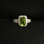 Ženski prsten od srebra 925 sa prirodnim zelenim zebercetom peridotom od 3,33 ct u baget rezu i cirkonima.