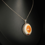 Pendentif unisex en argent 925 serti d'une agate du Yémen naturelle taillée en cabochon avec bordure dentellée.