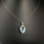 Pendentif pour femme en argent 925 serti d'une topaze bleue naturelle taillée en goutte facettée.