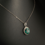 Pendentif pour femme en argent 925 serti d'une topaze verte naturelle taillée en facettes entourée de zircons.
