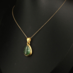 Pendentif pour femme en argent 925 doré sertie d'une tourmaline verte naturelle taillée en goutte cabochon.