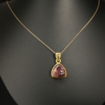 Pendentif pour femme en argent 925 doré sertie d'une tourmaline rose naturelle taillée en trillion.