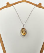 Collier pour femme en argent 925 avec pendentif en citrine jaune naturelle ovale et halo scintillant.