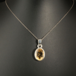 Pendentif pour femme en argent 925 serti d'une citrine jaune naturelle taillée en ovale facetté.
