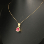 Pendentif pour femme en argent 925 doré serti d'un rubis rouge naturel taillé en trillion.